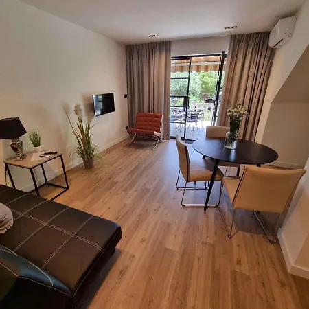 In 5483 Apartment